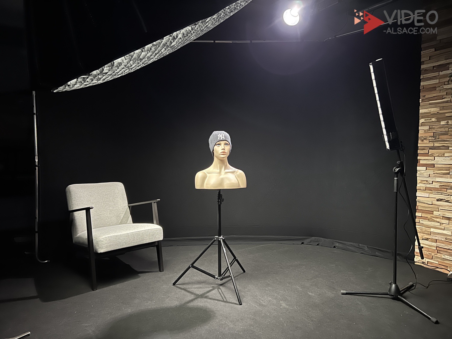 studio-video-fond-noir-alsace-colmar-tournage-interview-06 studio-video-fond-noir-alsace-colmar-tournage-interview-06